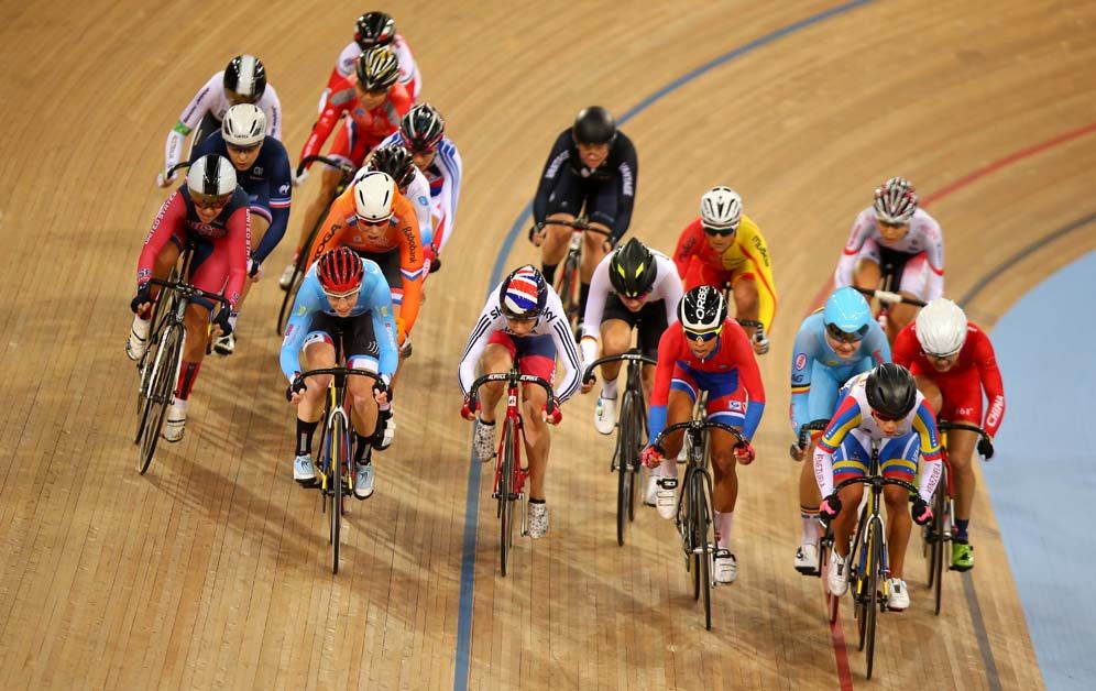 Laura Trott sprints for third in the omnium scratch race