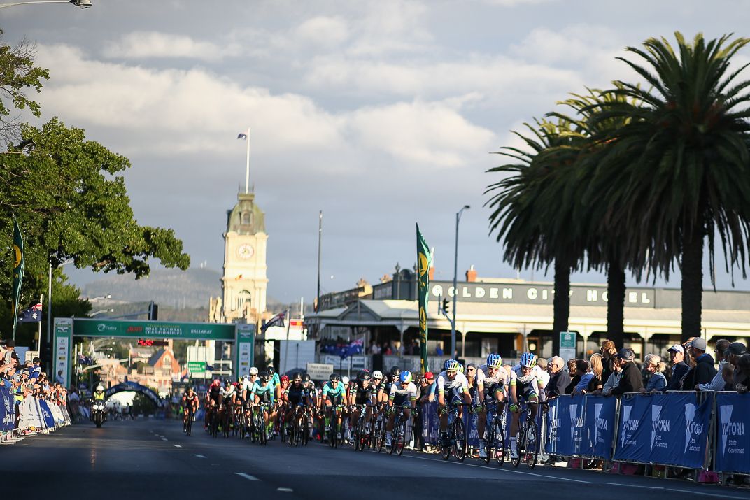 The peloton line out in the national criterium