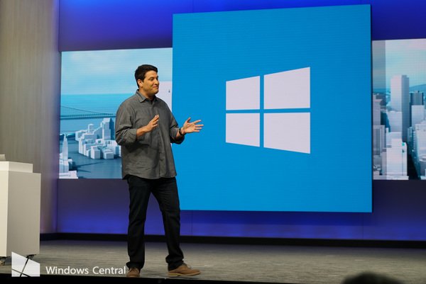 Terry Myerson em um evento do Windows 10