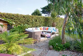 landscaping around trees: tropical style plot with corner seating
