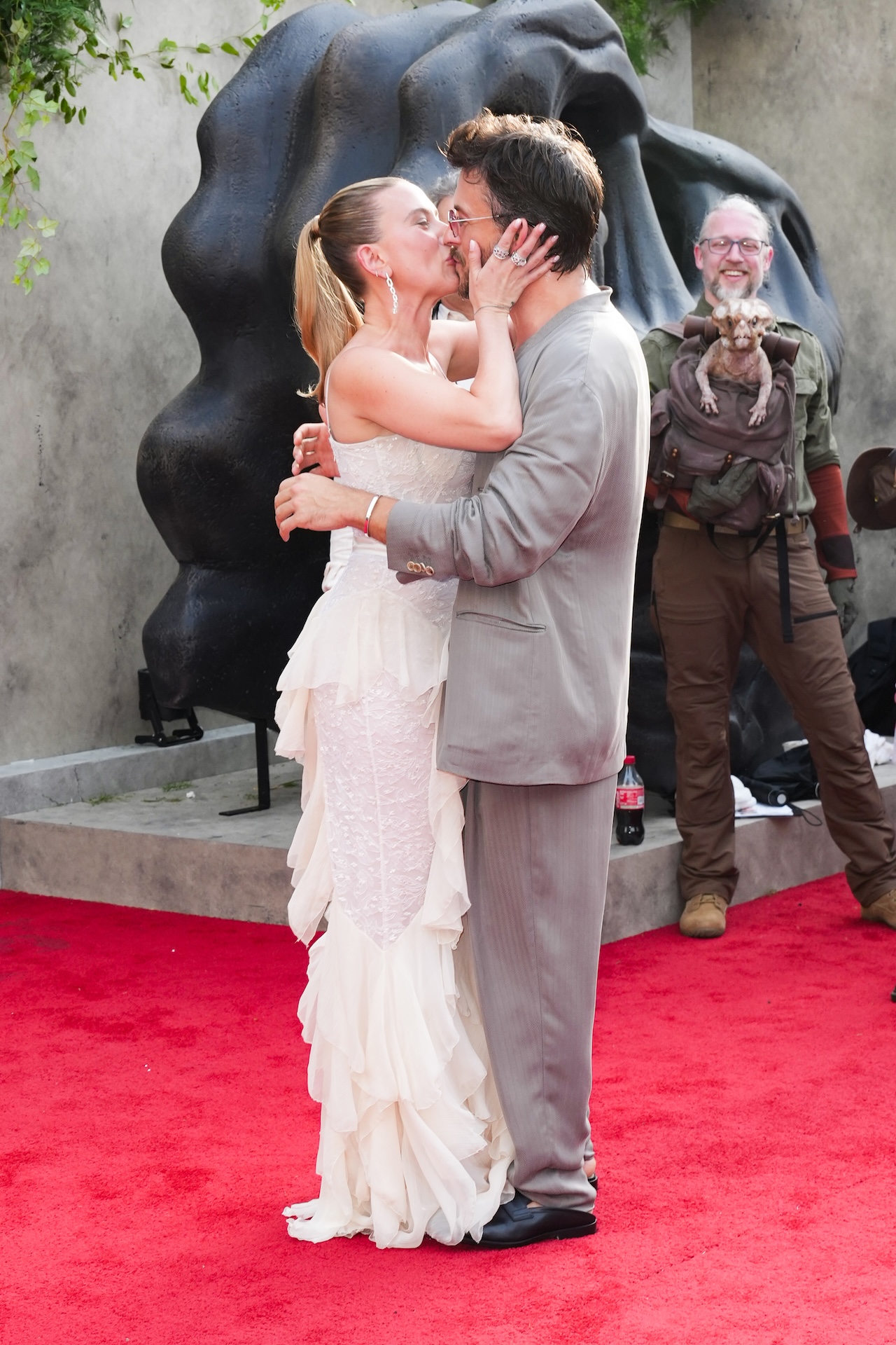 Scarlett Johansson, Jonathan Bailey kiss at the "Jurassic World Rebirth" New York premiere held at Hearst Plaza at Lincoln Center on June 23, 2025 in New York, New York.