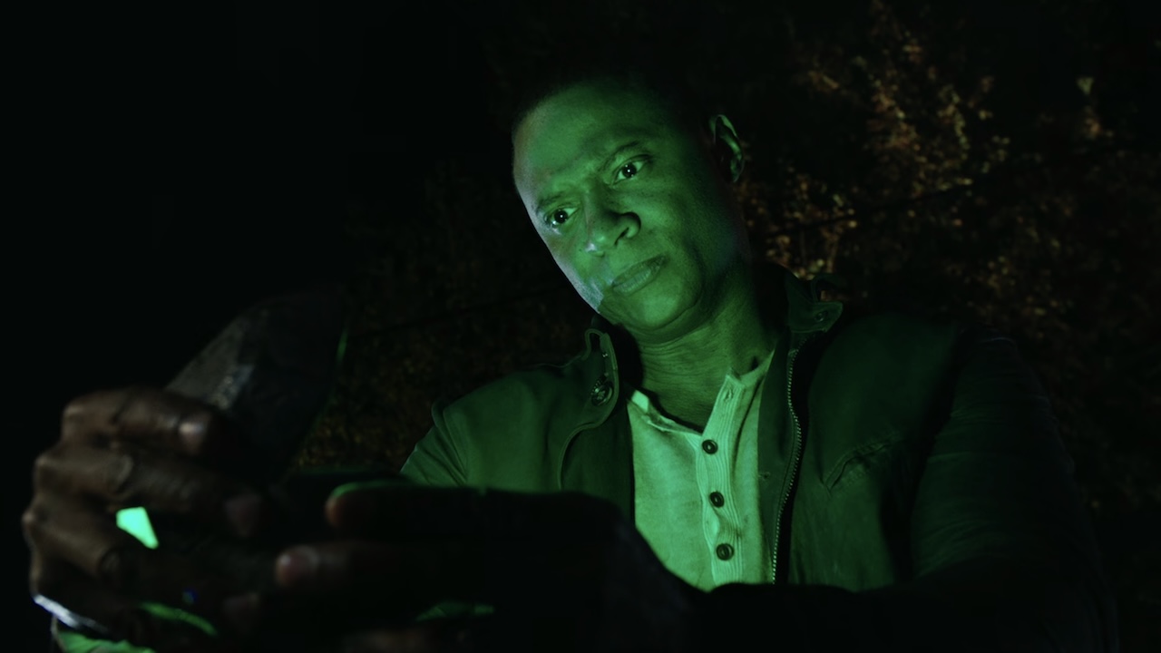 David Ramsey's John Diggle opening up glowing green box in the Arrow series finale