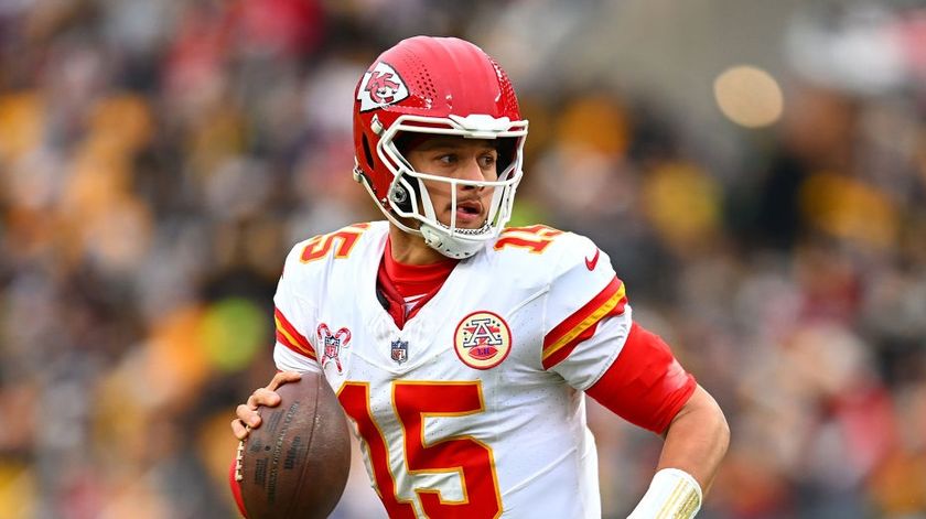 Patrick Mahomes #15 of the Kansas City Chiefs in action ahead of Texans vs Chiefs