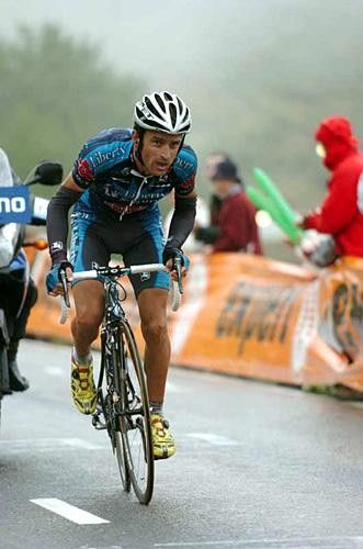 Michele Scarponi (Liberty Seguros) battles his way up the climb