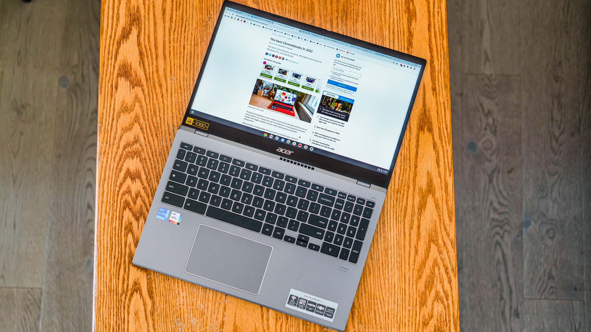 Acer Chromebook 515 лежит на журнальном столике.