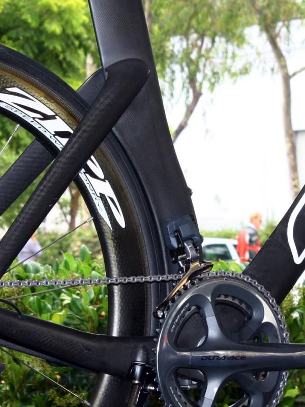 Check out the subtle outward kick on the rear edge of the seat tube - Felt says it helps divert air out and around the rear wheel so that the bike can maintain its aerdynamic performance regardless of wheel make and model.