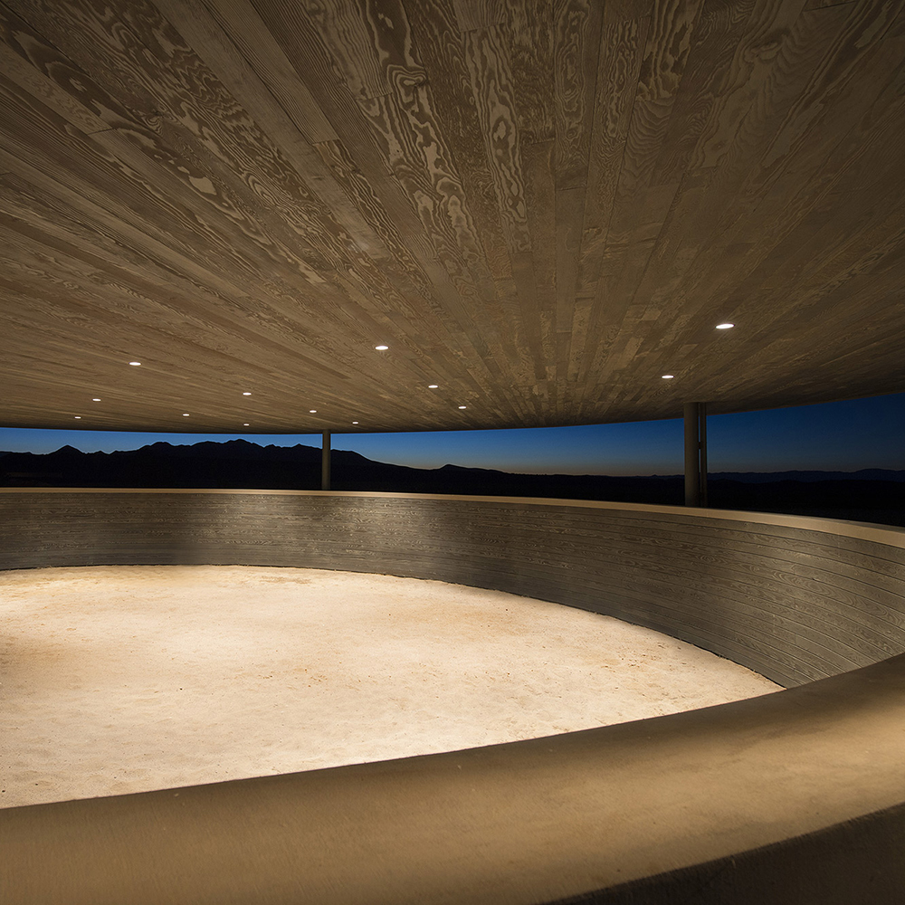 ranch with wooden ceiling and sand
