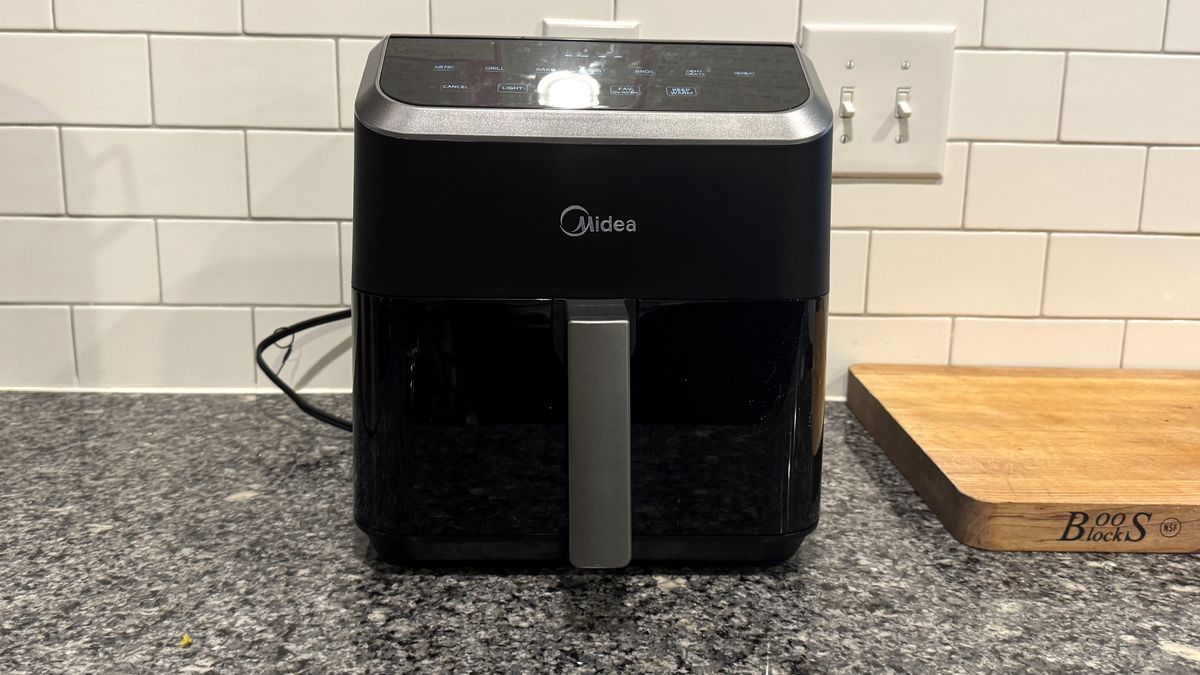 Midea MAD53109APK 5.5QT Air Fryer on writer&#039;s kitchen counter