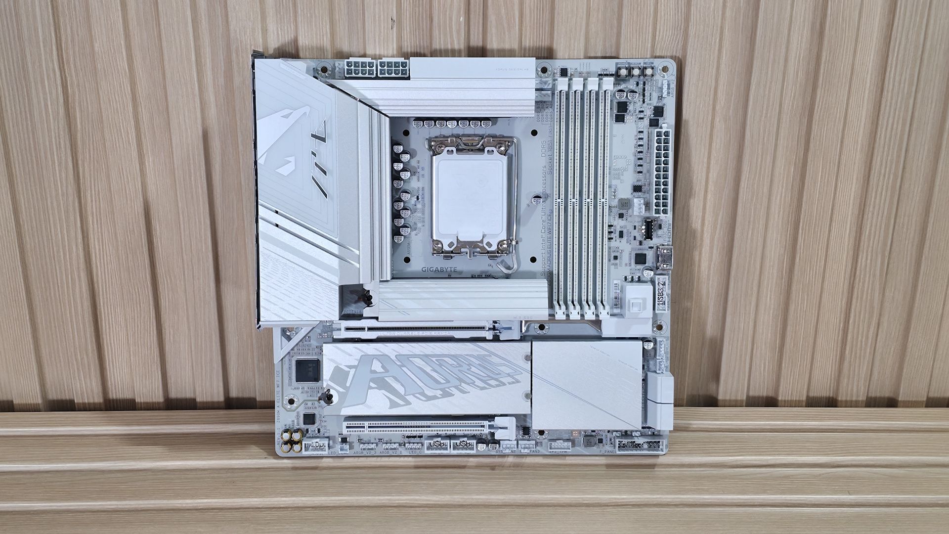 Gigabyte Z890M Aorus Elite Wifi7 Ice - Board images