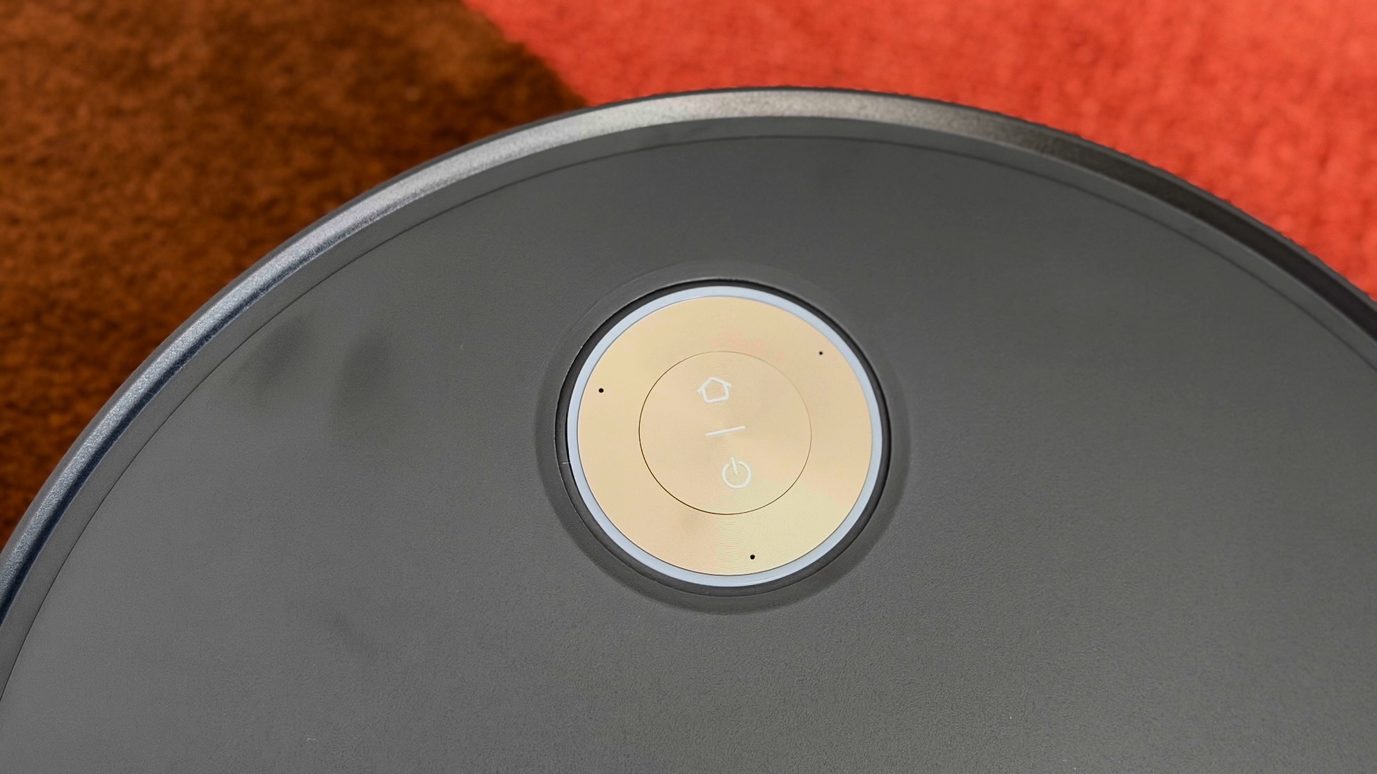 The large control button on the top of Dreame Aqua10 Ultra robot