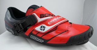 The CTT1 is Bont&rsquo;s top of the range Cervelo Test Team shoe, which features a single crisscrossed Velcro strap below the ratchet system.