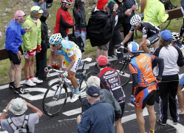 Alexandre Vinokourov (Astana) chases the leaders
