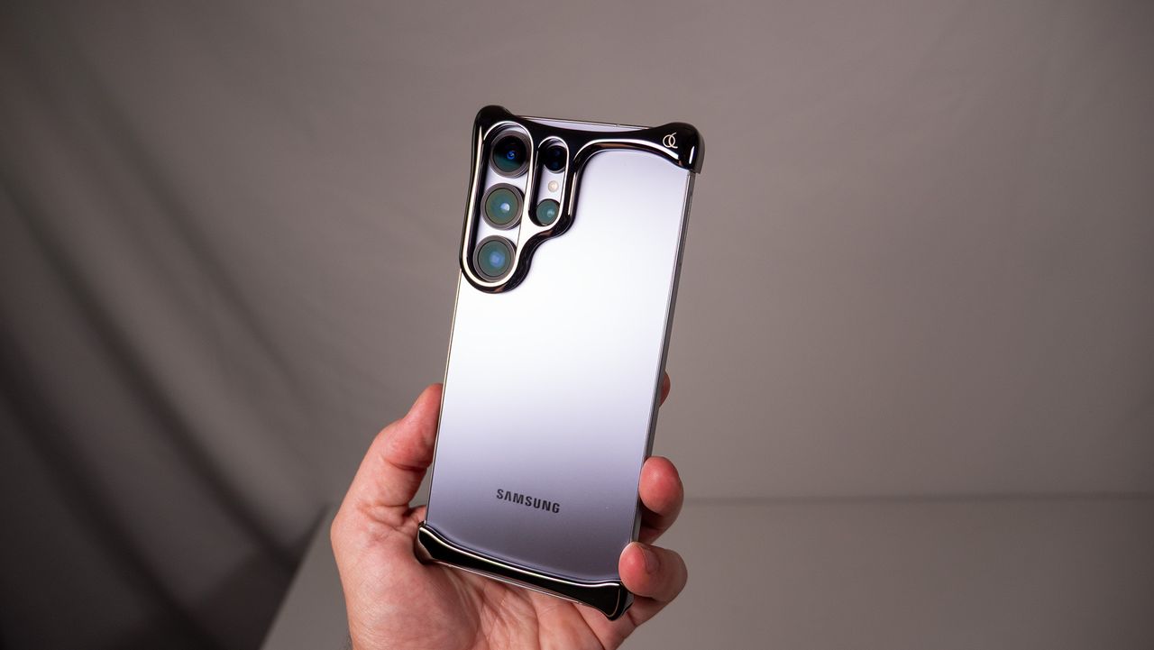 The Aluminum Graphite Arc Pulse case for the Samsung Galaxy S25 Ultra