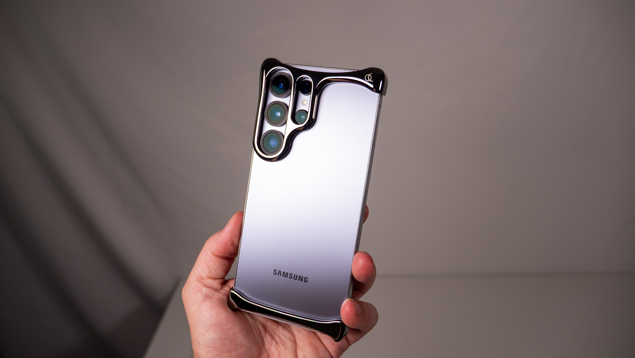 The Aluminum Graphite Arc Pulse case for the Samsung Galaxy S25 Ultra