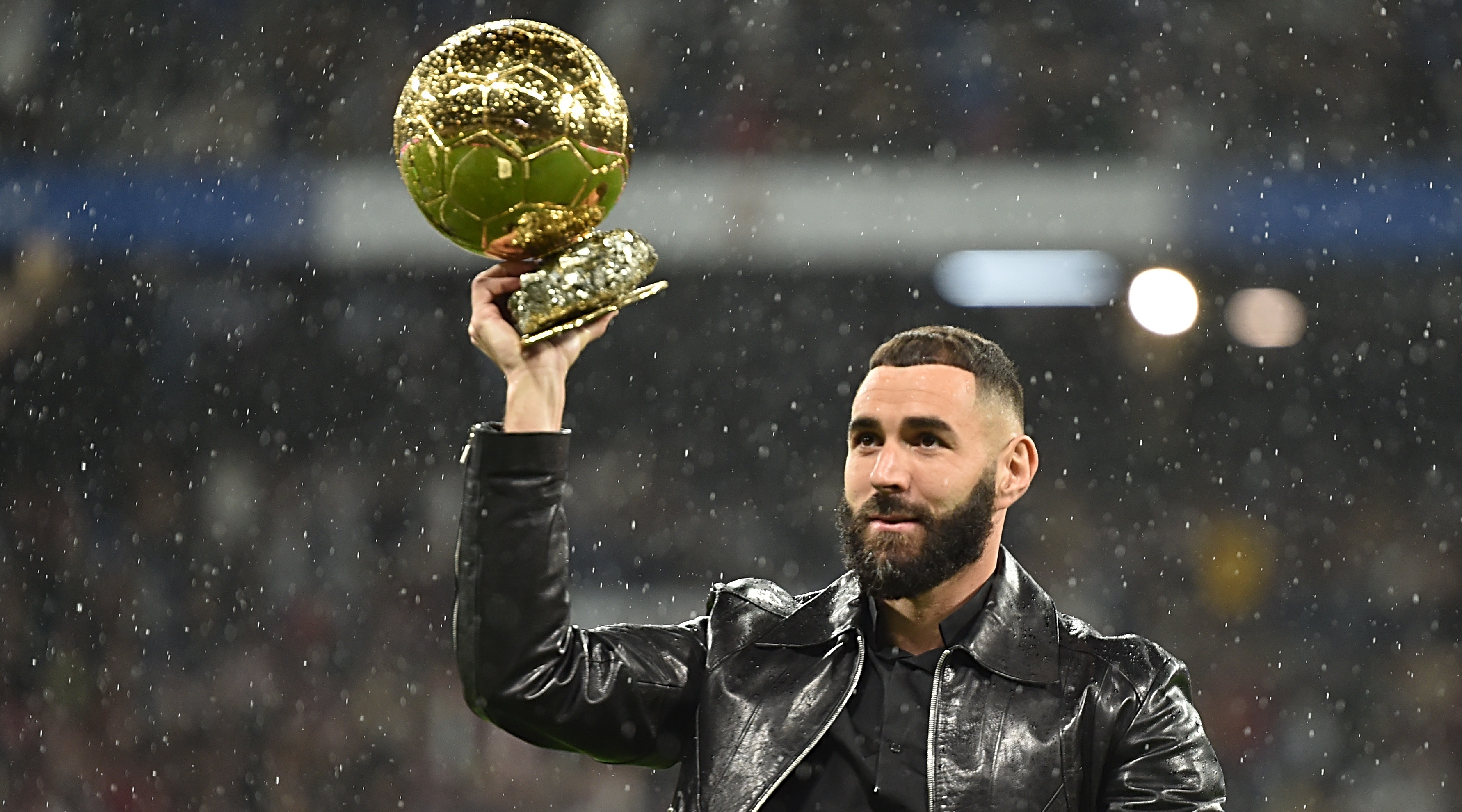  MADRID, SPAIN - OCTOBER 22: Karim Benzema of Real Madrid holds the Ballon d''Or award ahead of the LaLiga Santander match between Real Madrid CF and Sevilla FC at Estadio Santiago Bernabeu on October 22, 2022 in Madrid, Spain. (Photo by Denis Doyle/Getty Images)