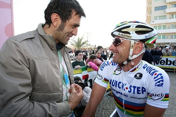 Franco Ballerini talks to Paolo Bettini (Quick Step).