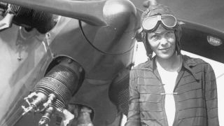 Amelia Earhart stă în fața avionului ei