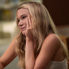 rain spencer as taylor resting her head on her chin smiling in the summer i turned pretty season 3