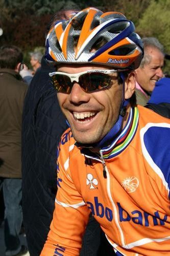 A smiling Oscar Freire (Rabobank) at the start.