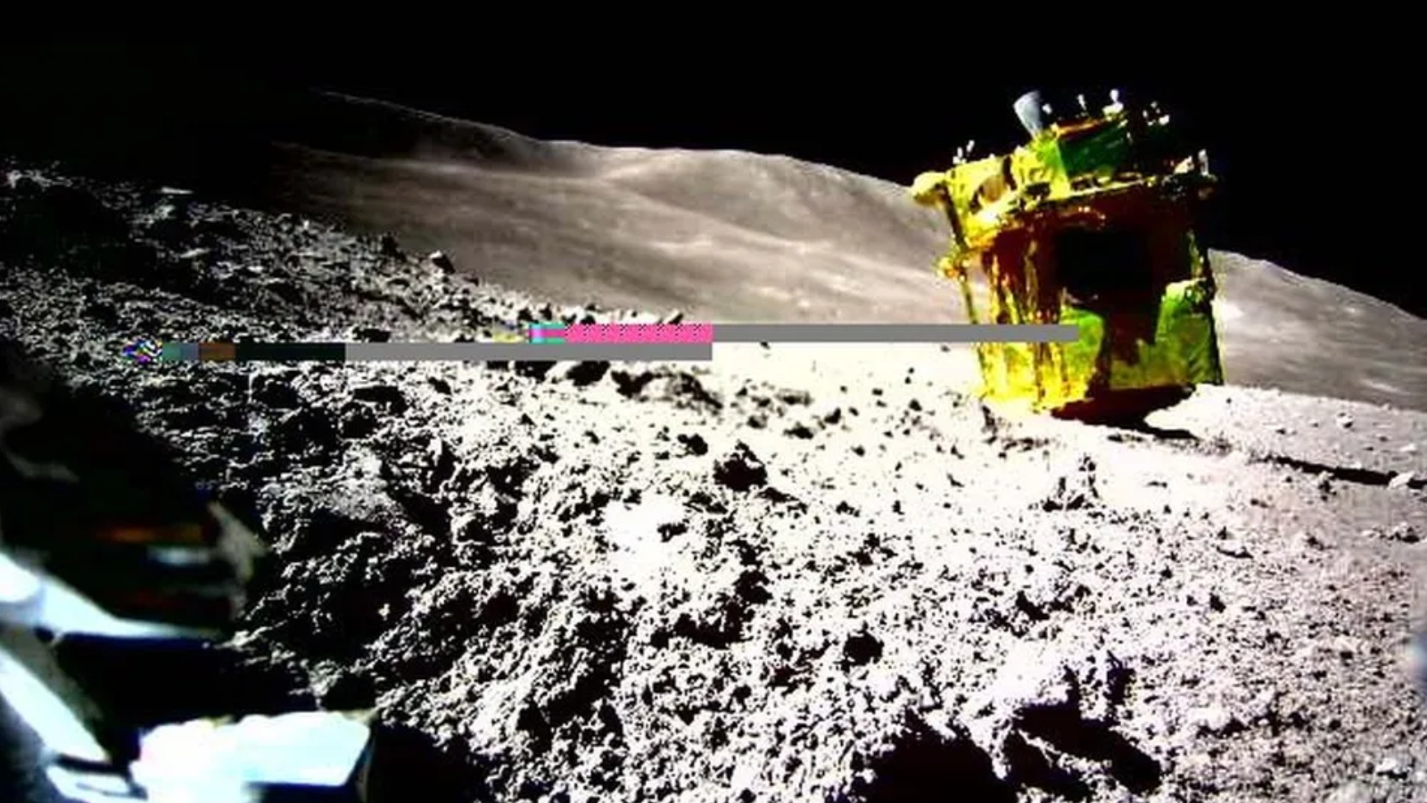 SLIM, gesehen von LEV-2 auf dem Mond nach der Landung auf seiner Nase