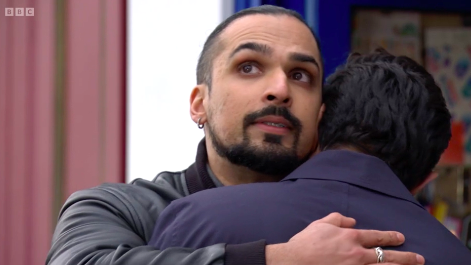 Ravi kisses Nish but threatens him at the same time