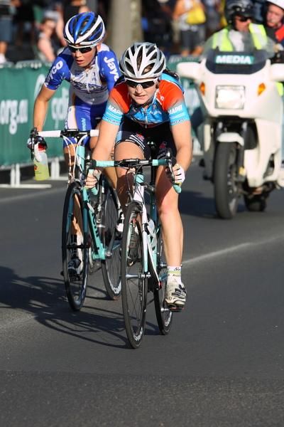 Lauren Kitchen (Jayco-AIS) and Joanne Hogan (Jayco-VIS), still working together with a lap to go.