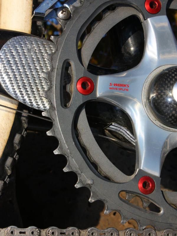 A big 'white carbon' patch on the chain stay guards against chainsuck.