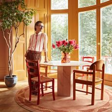 Pink rug around round dining table