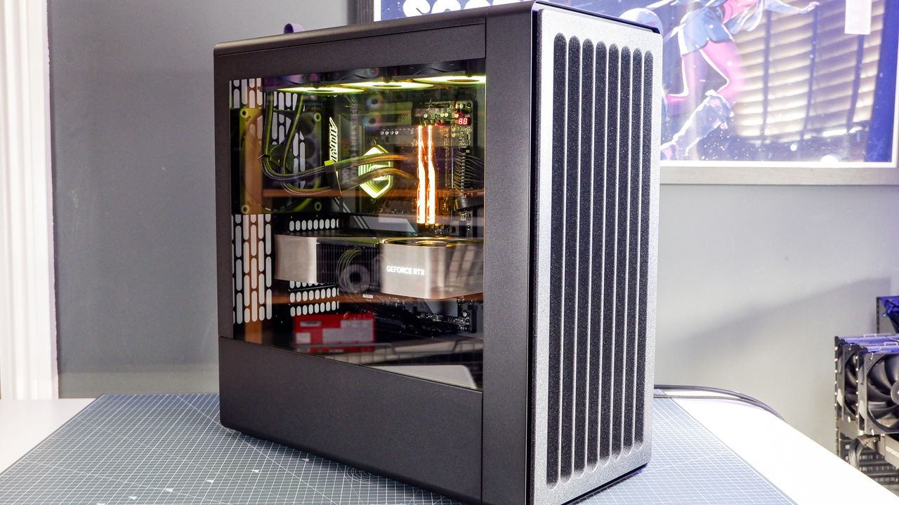 The Havn BF 360 PC case in both black and white with panels removed.