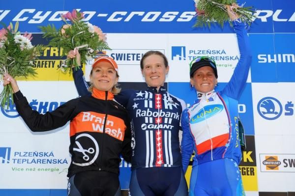 Katherine Compton (Rabobank - Giant Off-Road Team) with Sanne Van Paassen (Brainwash Wielerploeg) and Katerina Nash (Luna Pro Team) on the podium.