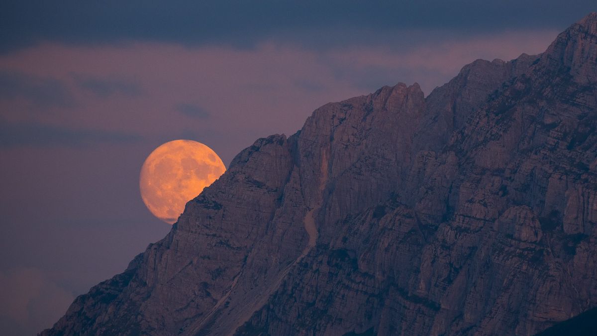 Sturgeon supermoon lights up skies around the world (photos) | Space