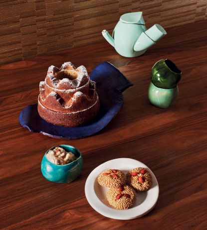 茶壶、托盘、杯子和盘子，都是玛蒂尔德·菲利蓬纳特莫里斯系列的一部分。