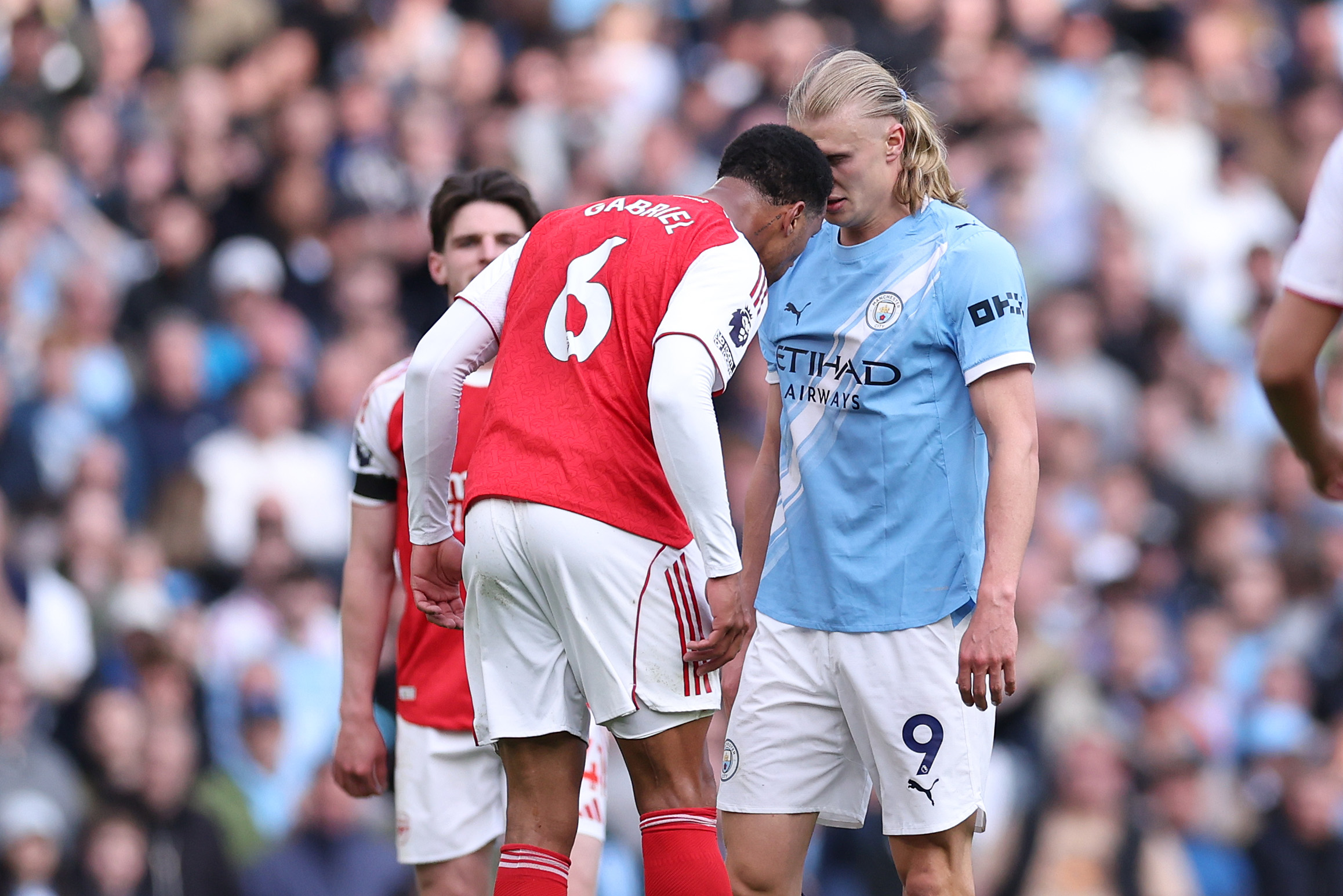 MANCHESTER, ENGLAND - APRIL 19: Erling Haaland of Manchester City and Gabriel Magalhaes of Arsenal clash during the Premier League match between Manchester City and Arsenal at Etihad Stadium on April 19, 2026 in Manchester, England. (Photo by Alex Livesey - Danehouse/Getty Images)