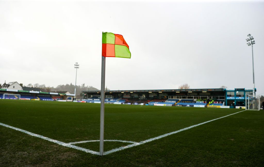 Can a referee call a match off because of strong winds?