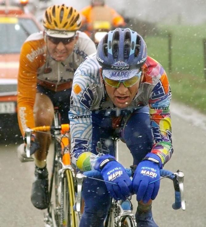 Michele Bartoli leads Maarten Den Bakker during Fleche Wallone 1999. The Italian won the race but paid for his efforts a few days later in Liege