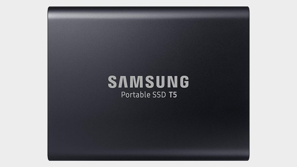 Samsung T5 SSD vista frontal sobre un fondo gris