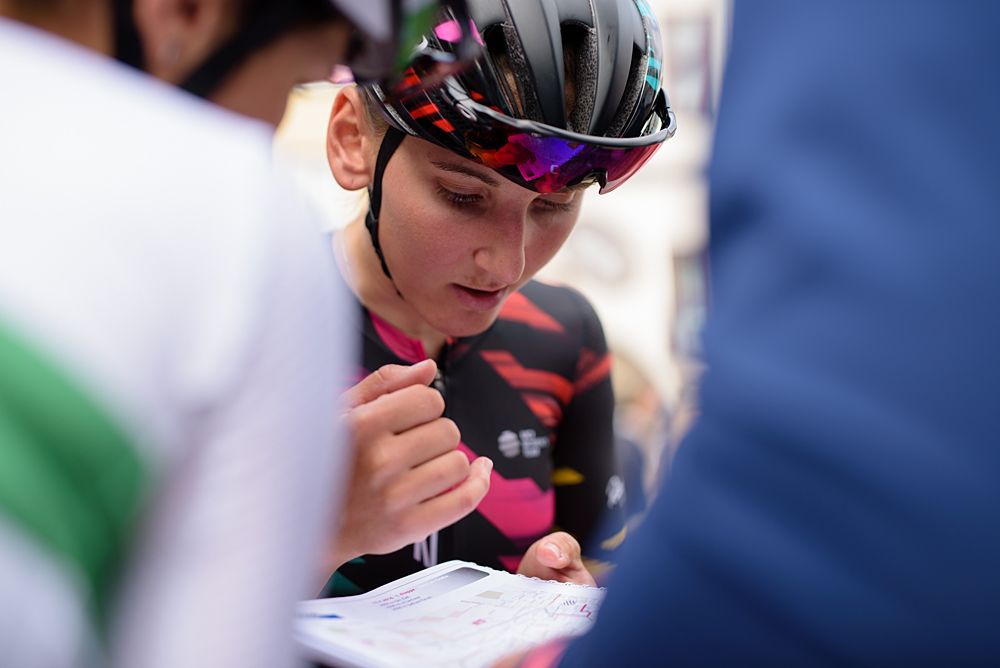Lisa Brennauer studies the finish in the final CANYON//SRAM Racing team meeting ahead of Th&uuml;ringen Rundfarht 2016 - Stage 1