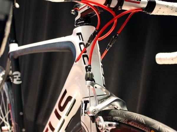 As before, the tapered head tube on the new Izalco Team frame includes entry ports for the internal cable routing.