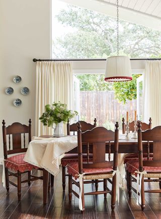 a traditional style dining room