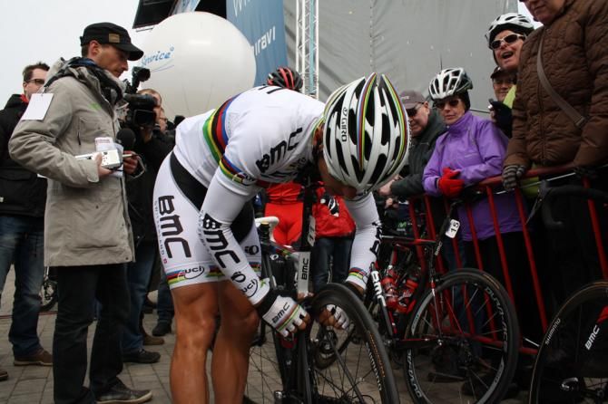 Philippe Gilbert (BMC) adjusts his back brake