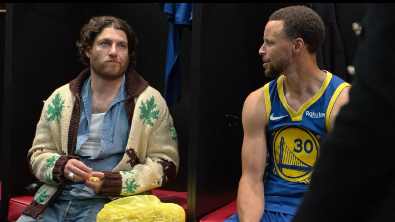 Adam Pally y Stephen Curry en Mr. Throwback