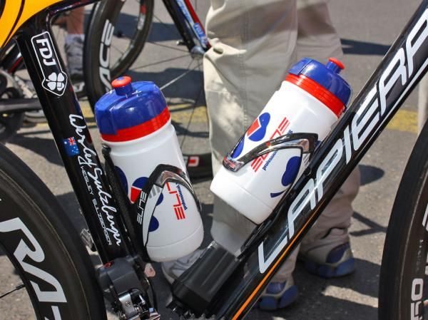 Elite carbon cages are fitted to the Francaise des Jeux team bikes.