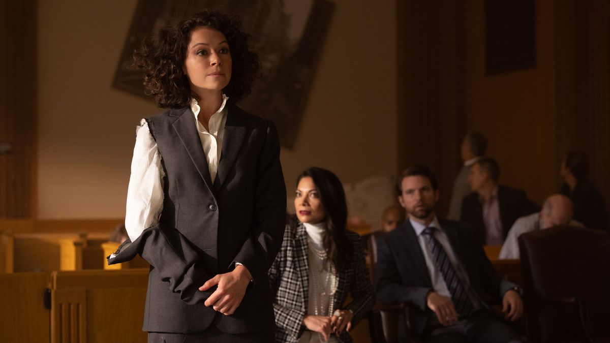 Tatiana Maslany&#039;s Jennifer Walters stands in a court room with her clothes ripped after turning into She-Hulk