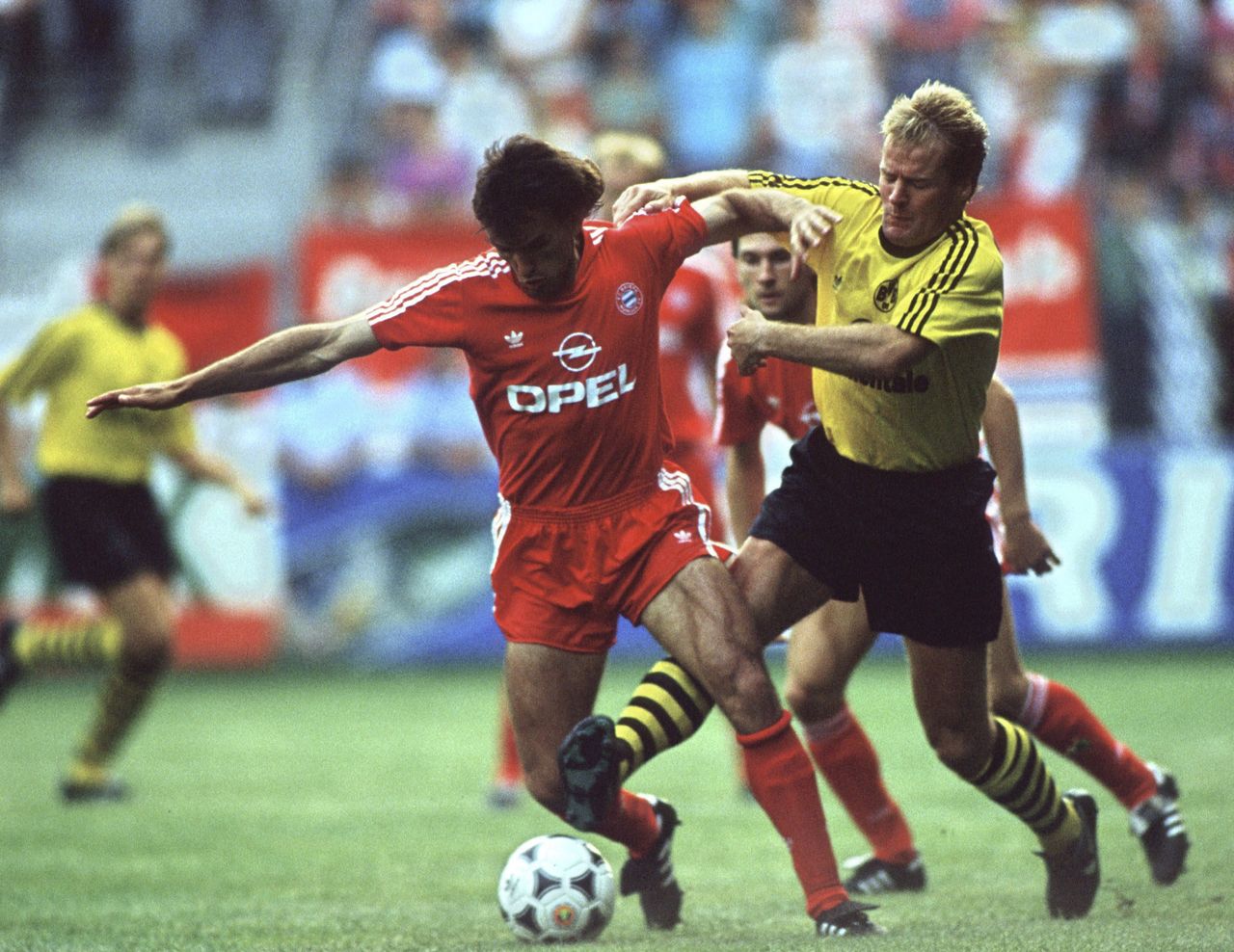 Murdo MacLeod in action for Borussia Dortmund against Bayern Munich, July 1989