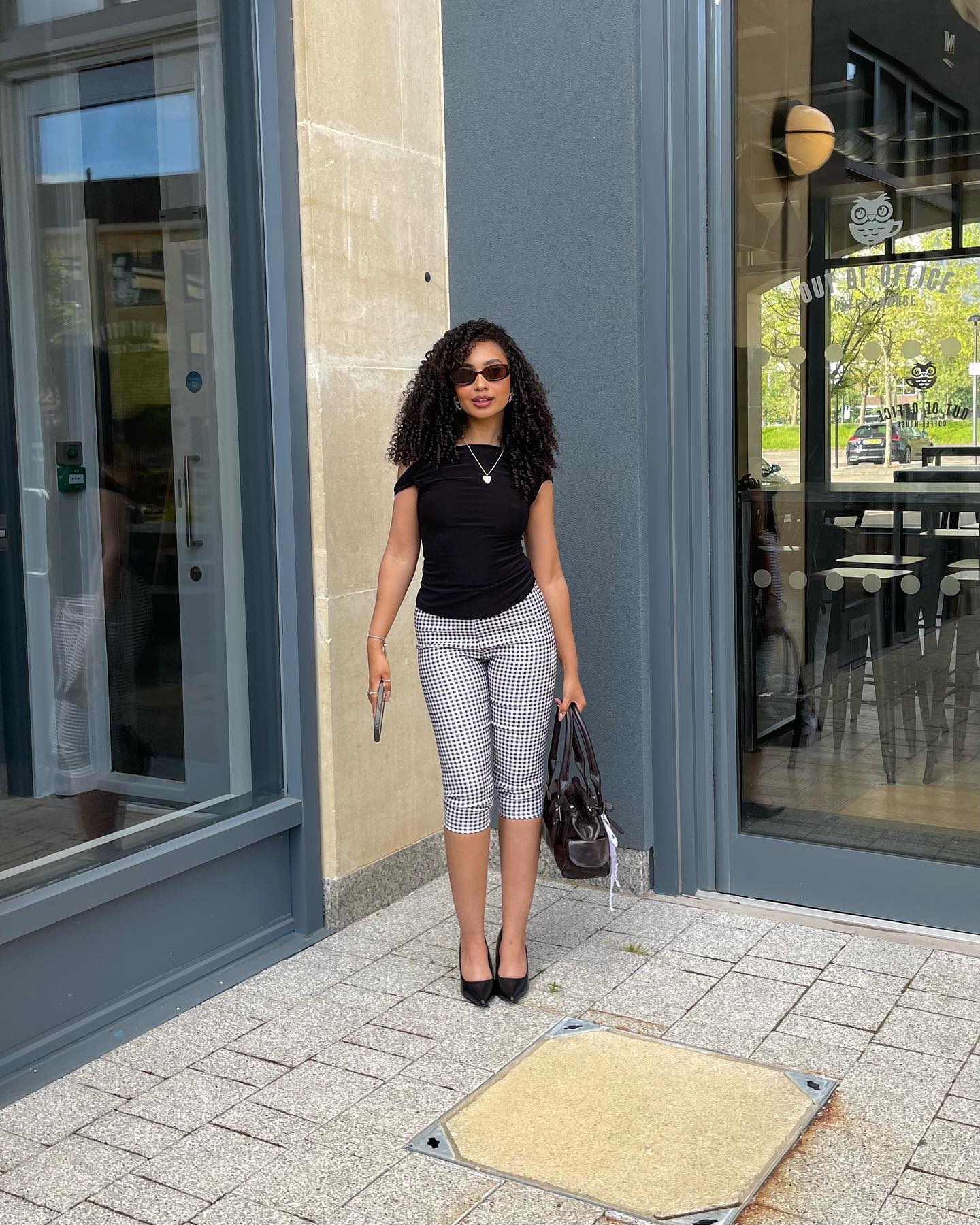 Influencer wears gingham capri pants
