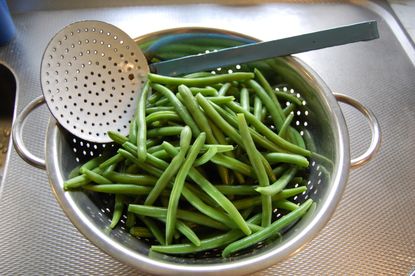 how to blanch vegetables: green beans in collander
