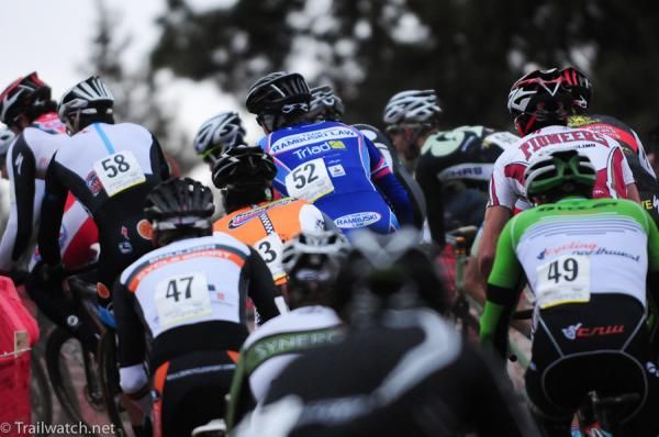 The Elite Men crowd onto the course