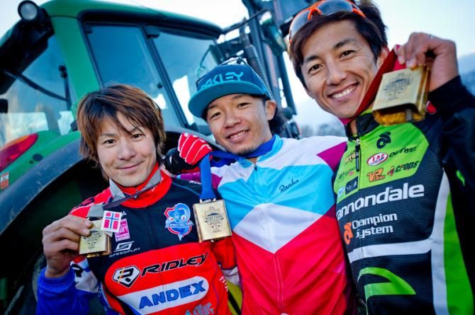 The race winners (L to R), Atsushi Maruyama (JP Sports Test Team Massa-Andex), Yu Takenouchi (Colba - Superano Ham), Kazuhiro Yamamoto (Cannondale - Championsystem)