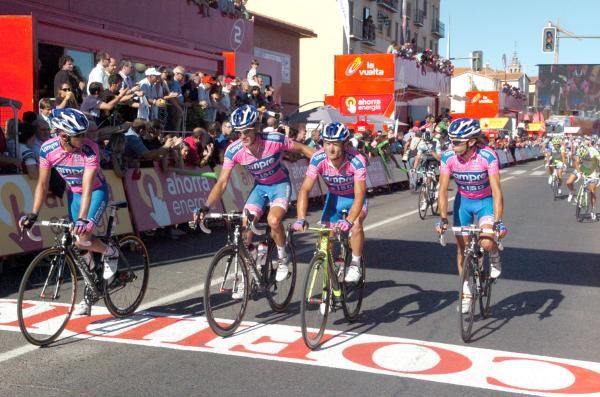 The Lampre team help leader Michele Scarponi