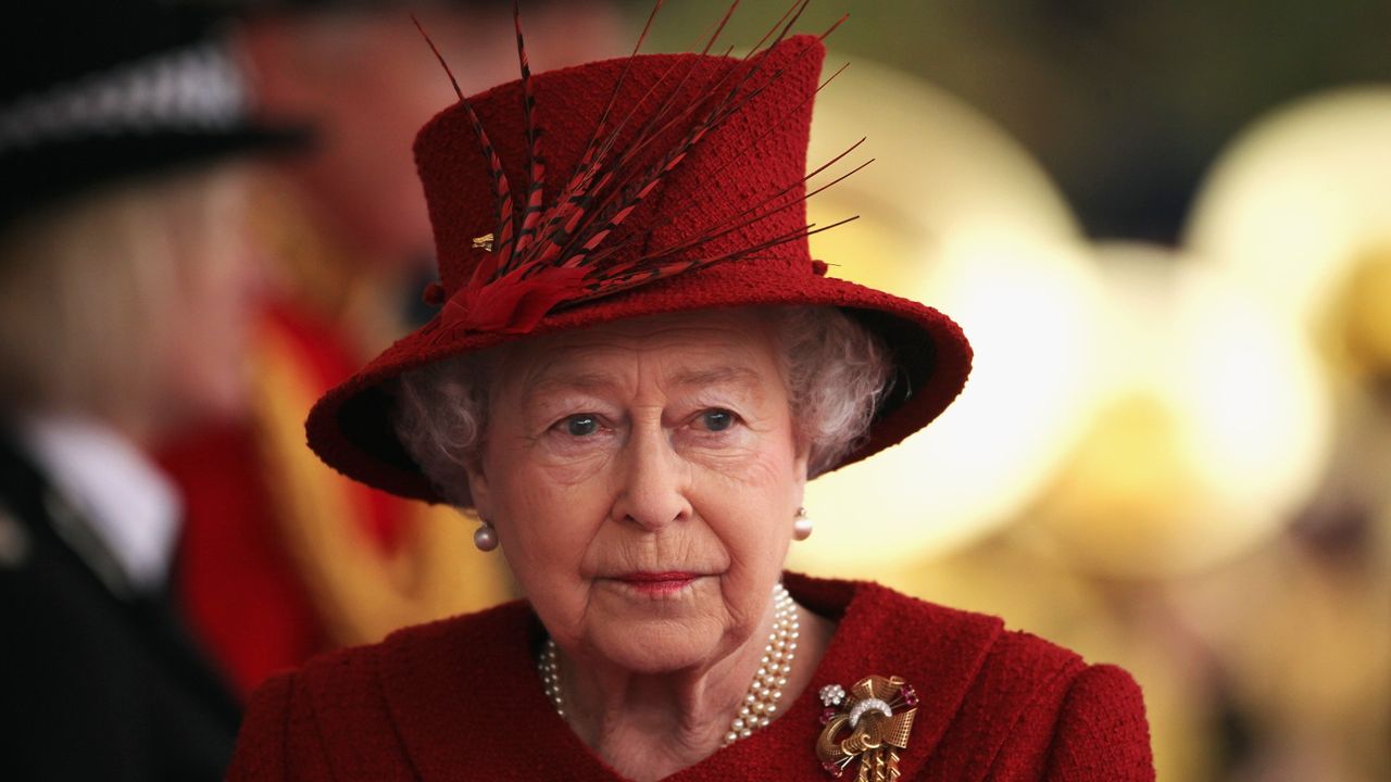 Queen Elizabeth II arrives to greet the Emir of Qatar, Sheikh Hamad bin Khalifa al Thani to her Windsor residence on October 26, 2010